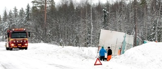 Bärgning av lastbil stoppar trafiken