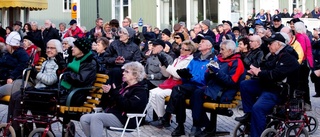 Värmande valborgsfest i parken