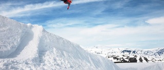 Lucas följer snön och snowboardåkarna