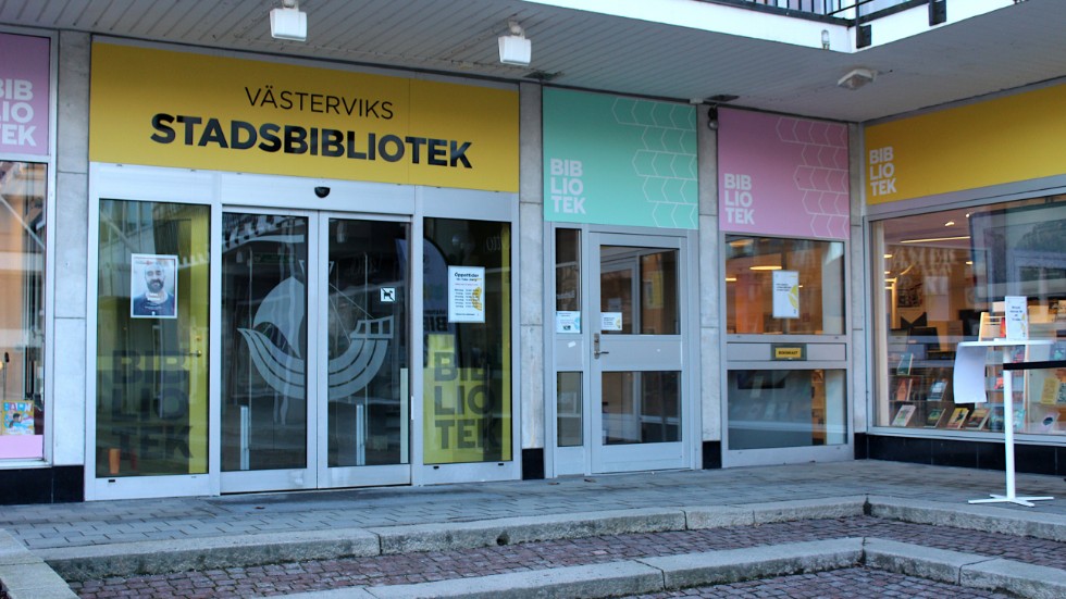 Räddningstjänsten larmades till biblioteket den 17 januari i år, men larmet var falskt. Nu krävs en kvinna på ersättning för utryckningen.