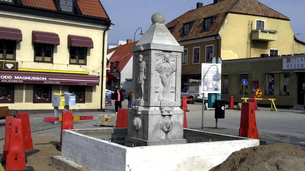 Springbrunnen, av Carl Fagerberg, flyttades 2002 från hamnen till Södertorg. 