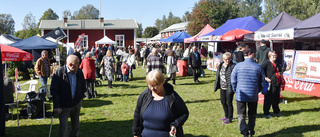 Folkfest med sol och stickade vantar