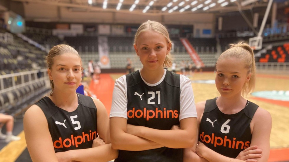De flyttas upp i Dolphins A-trupp. Från vänster: Hanna Klingberg, Filippa Tilliander och Julia Lenngren. Saknas på bilden: Saga Eklöv.