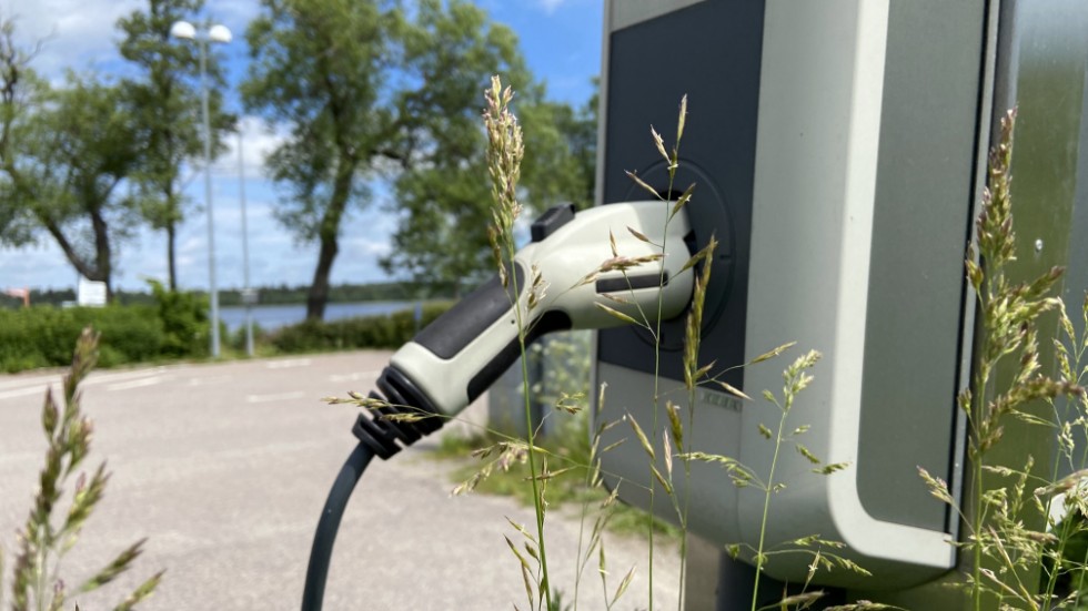 Till Gotlands bygdegårdsdistrikt är 60 föreningar anslutna. Många skulle få det tufft ekonomiskt om de tvingades köpa in laddningsinfrastruktur menar Björn Ahlen, ordförande för distriktetet på ön.