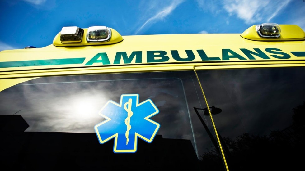 Ambulans fick tillkallas efter att en anställd sågat av sig två fingrar.
