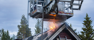 Tvåplansvilla totalförstörd i oförklarlig brand: "Vi har ingen aning varför det har börjat brinna"