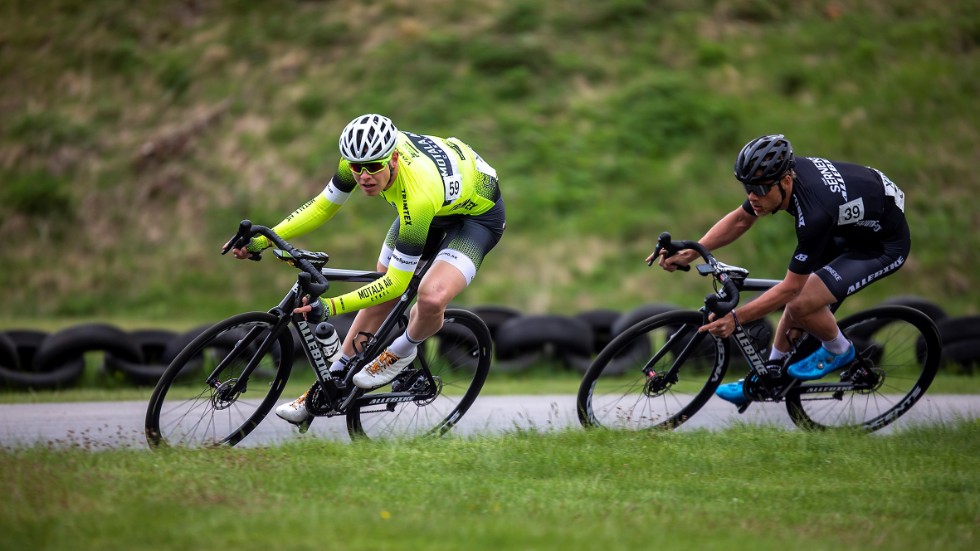 Maifs Hugo Forssell och Serneke Allebikes Richard Larsén  fightas om totalsegern i Xamera Cup 