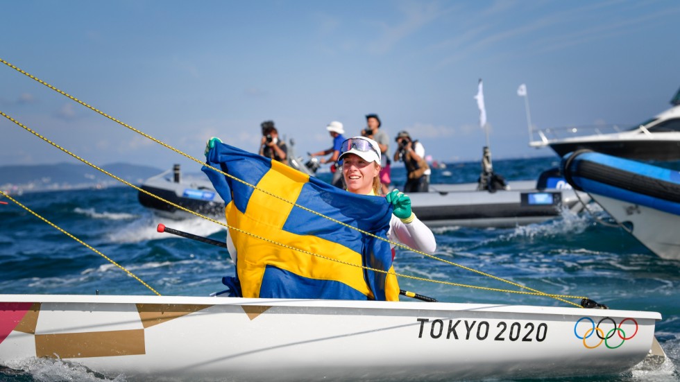Josefin Olsson tog OS-silver i seglingens laser radial efter att ha kommit först i den avslutande medaljseglingen.