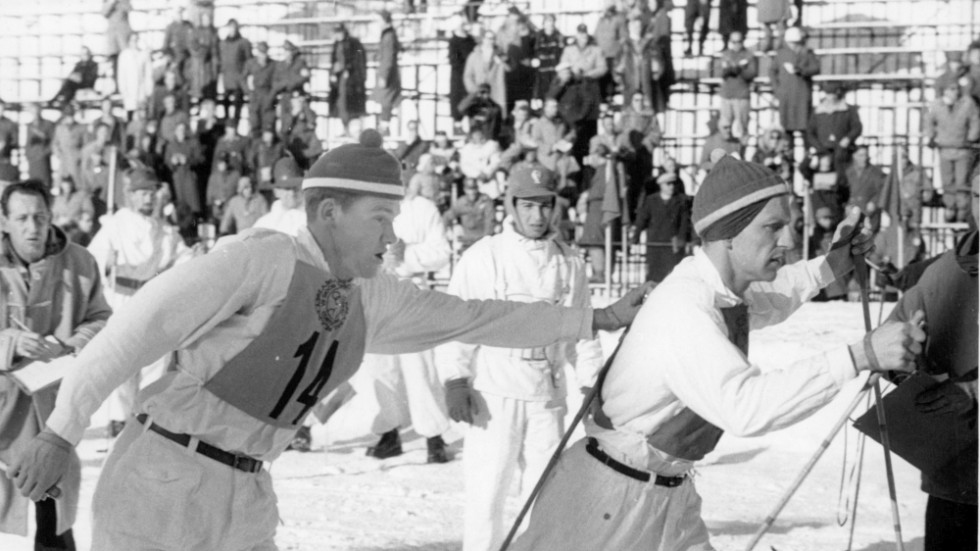 Lennart "Lill-Järven" Larsson, till vänster, växlar till Gunnar Samuelsson under herrstafetten vid OS i Cortina d'Ampezzo 1956 där det blev ett svenskt brons. Arkivbild.
