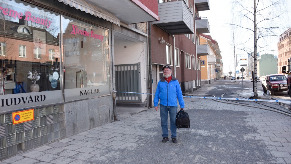 Rolf Lindgren fick hämta det nödvändigaste ur lägenheten. Det blir flera nätter på hotell har han fått veta. Lägenheten får han inte bo i än. 