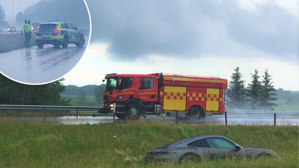 En bil har fått snurr på E4:an och krockat med mittenräcket på motorvägen. 