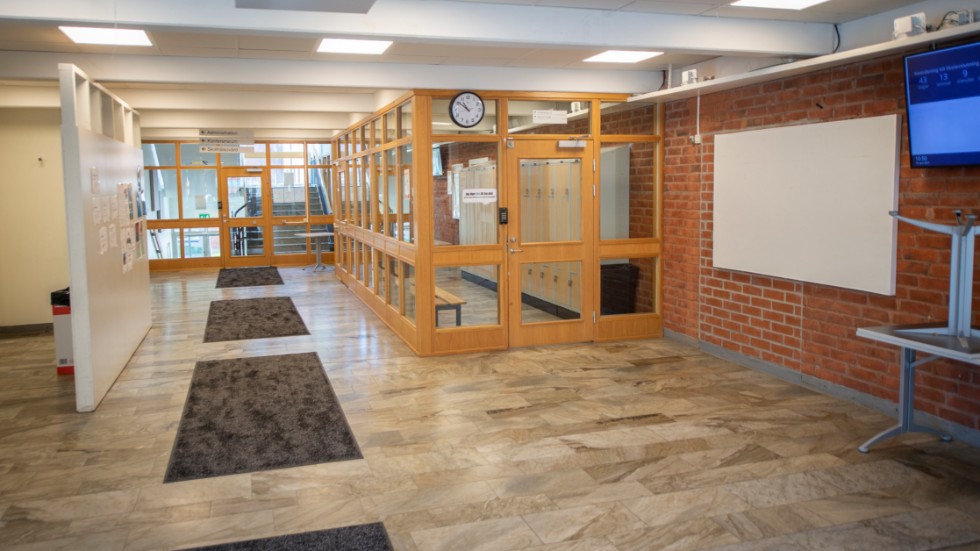 En ur personalen tvingades uppsöka sjukhus efter att ha andats in rök från branden som uppstod i en papperskorg på högstadieskolan Omega vid lunchtid på onsdagen.