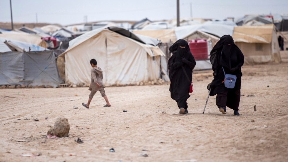 Tiotusentals människor lever i al-Hol-lägret i nordvästra Syrien. Många av dem är anhängare till IS och har medborgarskap i europeiska länder. Hur barnen till kvinnor som anslöt sig till IS ska behandlas har blivit en svår fråga i många europeiska länder. Arkivbild.