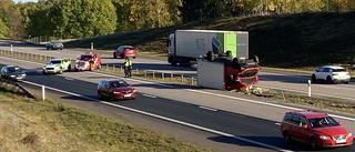 Här ligger lastbilen upp och ned – efter olycka på E4