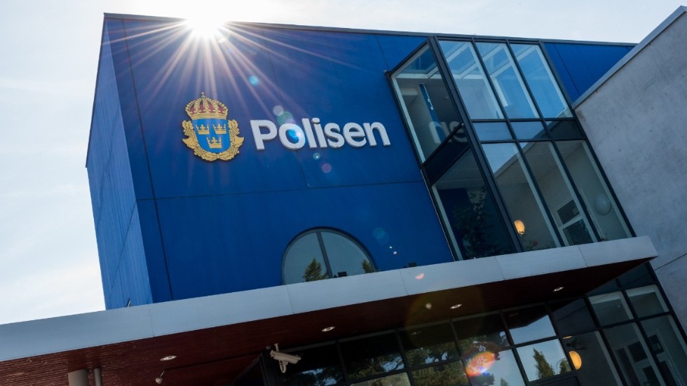 Polisstationen i Västervik brukar ha gott om tider för de som vill skaffa pass. Men på bara tre veckor har alla tider gått åt, fram till i höst. Många sitter därför dagligen och bevakar polisens sajter runt och i landet och letar tider som släpps, oftast på grund av avbokningar.