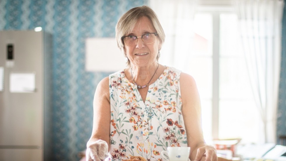 12:00 slår sommarcaféet upp dörrarna och Maggie Holmqvist förbereder fika.