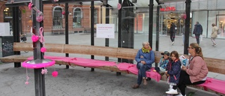 Därför är Stora torget klätt i rosa garn