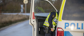 Maskerade män knivrånade tonåring