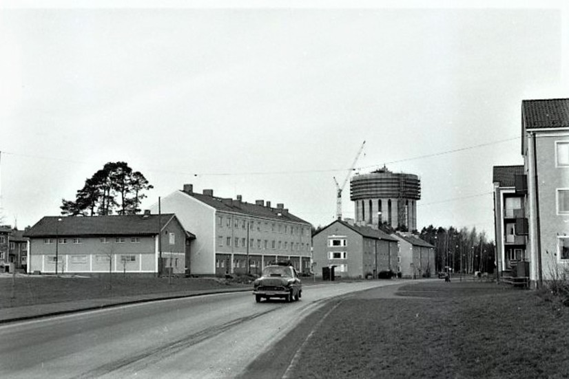 Strax före julen 1957 stod vattentornet i Berga hage färdigt i sin fulla höjd. Linköping hade därmed fått ett nytt landmärke. 