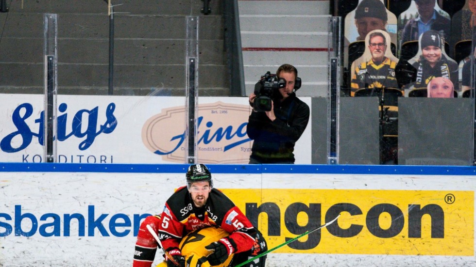 Så här har det sett ut. Luleå leder med 3–2 i matcher och har kört över AIK på alla punkter. AIK spelar för sin överlevnad i slutspelet i match sex.