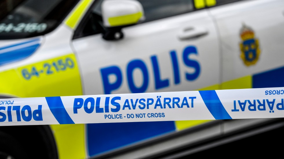 En man har hittats med stickskador utomhus i Åkersberga. Arkivbild.
