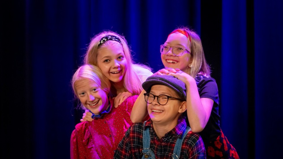 Nova Hytönen, My Svanerö, Meja Liljeholm Alm och Signe Malm Tedebrand var några av de glada eleverna som uppträdde i scenföreställningen.