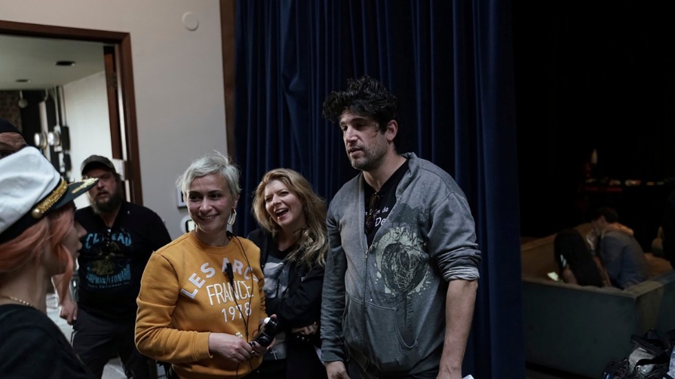 Fotografen Halyna Hutchins, i gult, dog efter att ha blivit skjuten av misstag av skådespelaren Alec Baldwin. Bilden är tagen vid en tidigare inspelning. Arkivbild.