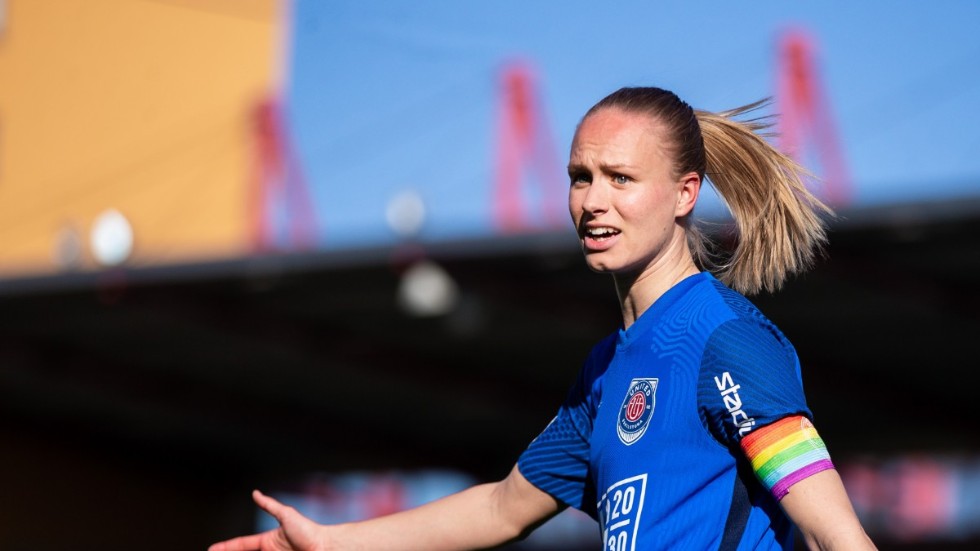 Mittbacken och lagkaptenen Matilda Plan fortsätter i United.