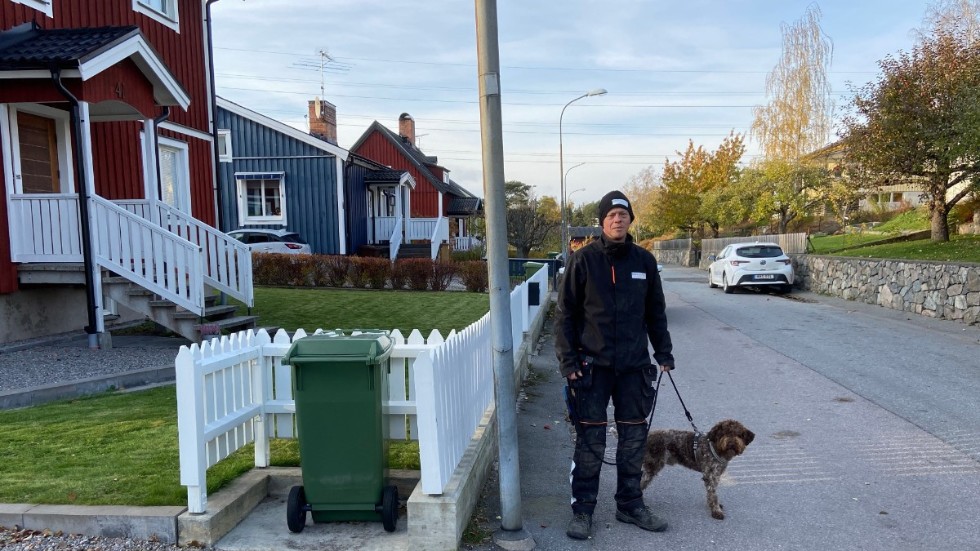 Tvåbarnspappan Anders Gustavsson med hunden Ludde. De bor på Dalsängsgatan nära Vasavallen där hastigheten inom kort sänks med tio kilometer i timmen. "Man är livrädd för att det ska hända ungarna något", säger han.