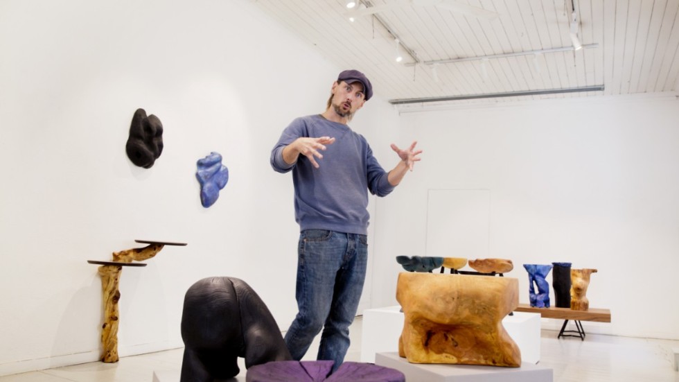 Carl-Oscar Karlsson, designer och konstnär under namnet ElakForm, med sina verk i olika träslag. Konstnären tänjer på gränserna mellan inredning och konst.