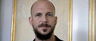 Gustaf Skarsgård jagar mördare i ny Disneyserie