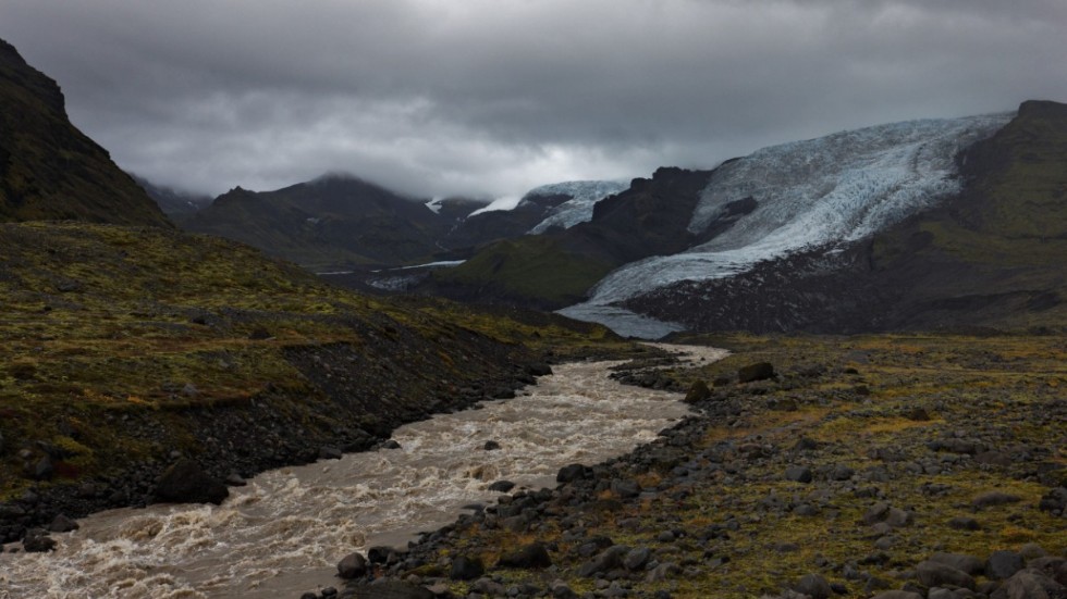 "Glaciärer lever på ett märkligt sätt, de är levande dynamisk geologi. Levande is rör sig. Den blir ersatt, det finns dynamik i den medan död is bara ligger platt och väntar på att dö", säger Andri Snaer Magnason. Arkivbild.