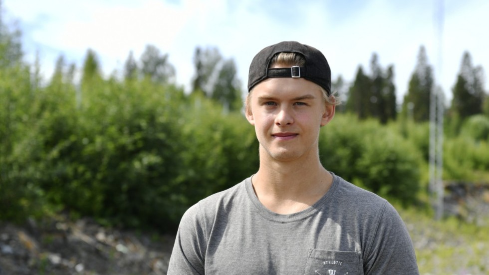 Simon Robertsson gjorde succédebut i Brynäs. Han gjorde mål direkt och bidrog till att hans nya lag vann mot Djurgården med 4–3 efter straffar.