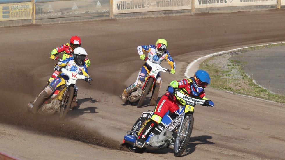 Piraterna klarar 3-3 i det första heatet. Här vinner Lejonens Jakub Miskowiak i blå huva, men bakom finns Piraternas Mateusz Szczepaniak, vit, och Vaclav Milik, gul. Fortsättningen blev dock inte lika jämn och Motalalaget förlorade stort i elitseriematchen i Gislaved.