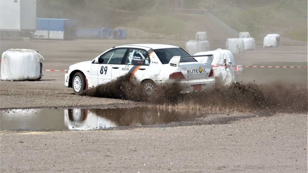 Vinnare av Eskilstuna sprintcups andra deltävling Torsdagssprinten, Leif Persson från Laxå i Mitsubishi.