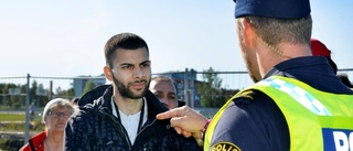 Här går demonstranterna över till Sverige