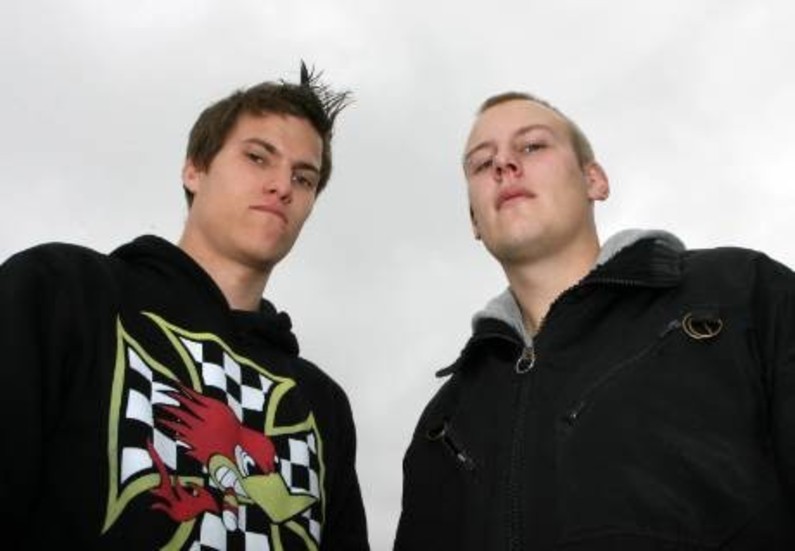 Lagligt. Styrelsen med Joel Lindström och Jonas Fendinge vill göra blackrace på Gotland lagligt. De vill kunna köra sina bilrace på Brorakan utan att polisen kommer dit. Foto: Tobias Wallström