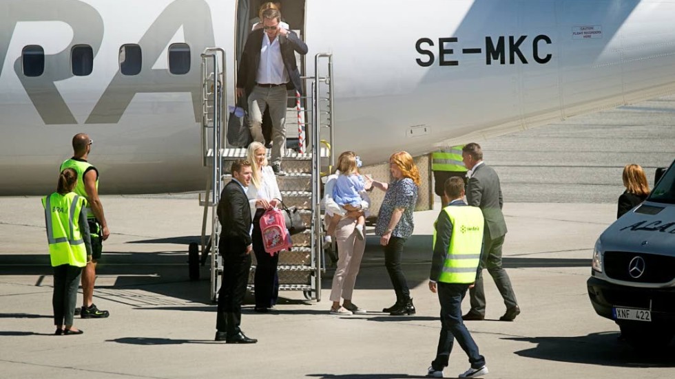 Prinsessfamiljen välkomnades av landshövdingen på Visby flygplats.