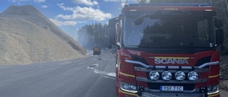 TV: Kraftig brand i enorm flishög vid Skellefteå Kraft 