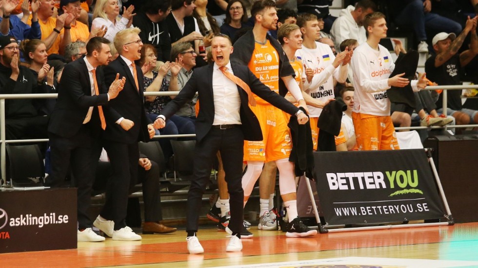 3-2 i ryggen och med chans att vinna andra raka SM-guldet på måndag.