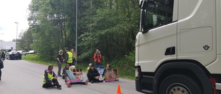 Blockad vid Kronfågel – aktivister lyftes bort av polis