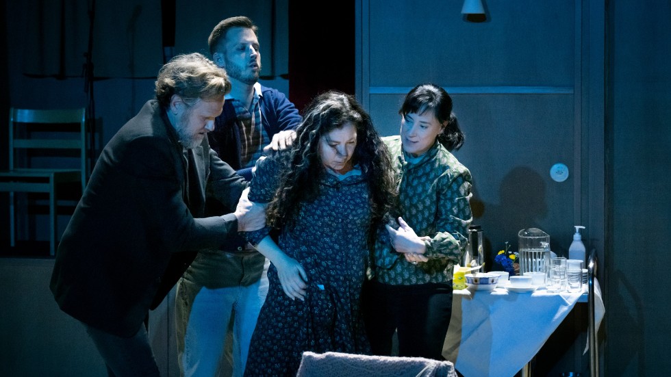 Jakob Fahlstedt, Lucas Krüger, Gloria Tapia och Åsa Forsblad Morisse i en av många intensiva scener i"Älskad, saknad" på Uppsala stadsteater. 