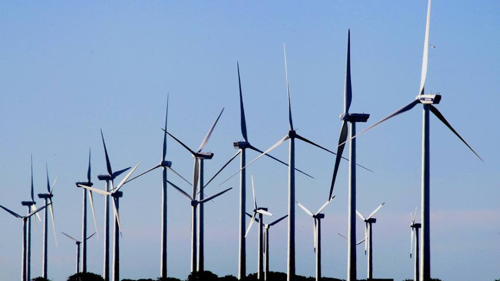 Vindkraft. Enligt skribenten en pålitlig kraftkälla som är det egentliga skälet till attbland annat landshövdningen vill ha ännu en elkabel till fastlandet.