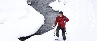 På tur med snöskor i nyfallen pudersnö