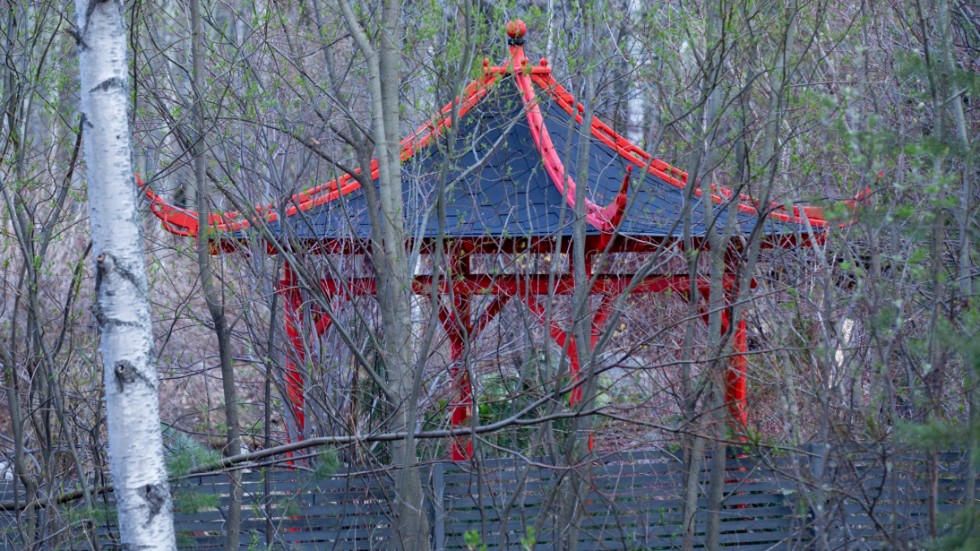 Den japanska paviljongen kan få stå kvar hos Ulrika Bohman, men kommunens förtroende för parkchefen är förbrukat. Ärendet lämnas nu över till polis och åklagare. (Arkivbild)