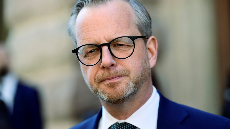 Finansminister Mikael Damberg (S) försöker pressa oppositionen att släppa igenom regeringens, V och MP:s förslag om mer pengar till pensionärer.