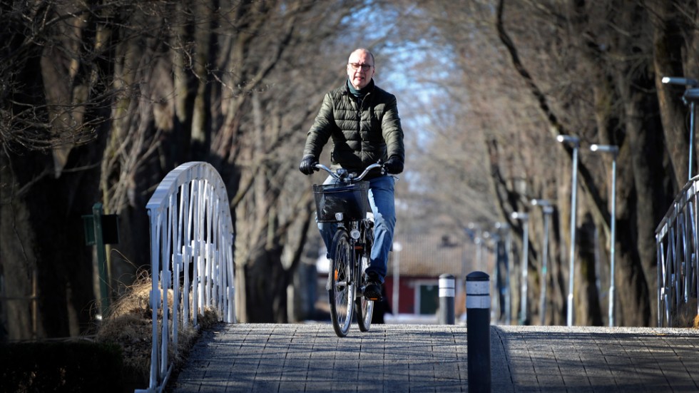 Cykeln är Kenta Hällboms dagliga transportmedel. Biogasbilen används nästan bara när färden går till Gräsö och sommarstugan där. Att vara rädd om naturen och miljön är något han lärde sig att uppskatta redan som barn.