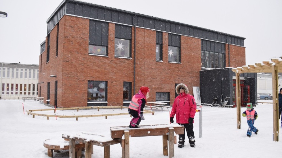 ”När förskolorna i byarna blir fulla och inte kan erbjuda plats till alla barn, känns det som att vi familjer tvingas bort från vår hembygd.”