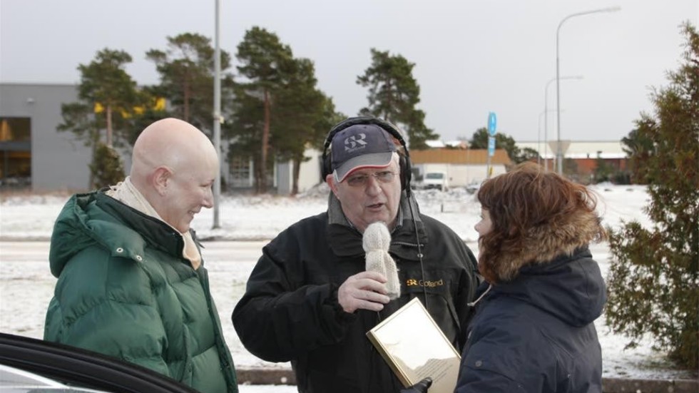 Utdelning. Owe Järlö, sportchef, och Helena Bremberg, kanalchef, från Radio Gotland delar ut priset till Jane Erixon.