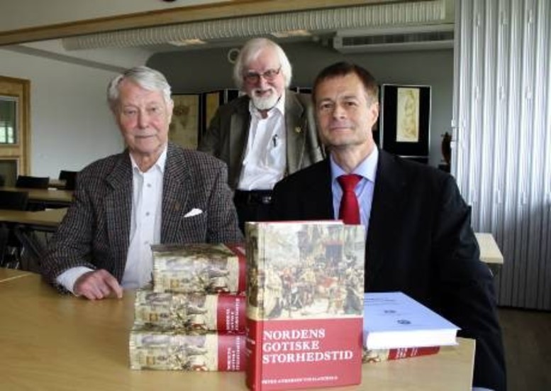Peter Andersen Vinilandicus (till höger). Vid sin sida har han två tidigare landsarkivarier, Sten Körner (till vänster) som också skrivit en bok prästen Petreius, samt Tryggve Siltberg - tre lärda män som vet det mesta om dansktiden på Gotland 1361-1645.foto: bengt valentinsson
